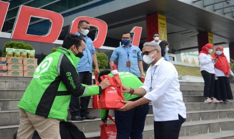  PT Pelabuhan Indonesia I (Persero) atau Pelindo 1 menyalurkan bantuan berupa 500 paket sembako kepada masyarakat, khususnya kepada para pengemudi transportasi online dan transportasi umum.