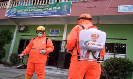 PT Pelabuhan Indonesia I (Persero) atau Pelindo I melakukan penyemprotan disenfektan di sejumlah area publik yang berada di sekitar wilayah kerjanya.