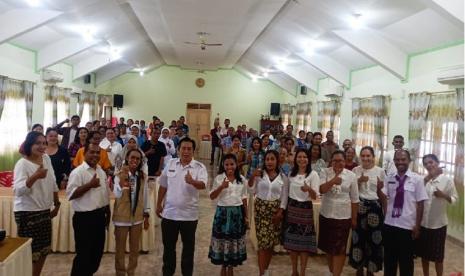 PT Pelayaran Nasional Indonesia (Pelni) Persero kembangkan Kampung Nelayan Larantuka di Larantuka Flores Timur Nusa Tenggara Timur sebagai percontohan pemberdayaan nelayan. Program ini mencakup pemberian bantuan kapal jukong 5 GT, sarana usaha, permodalan, dan pengembangan Rumah Kelola Ikan (RKI) bagi 12 orang nelayan dan 10 pengelola usaha ikan di Kelurahan Postoh, Kecamatan Larantuka, Kabupaten Flores Timur. 