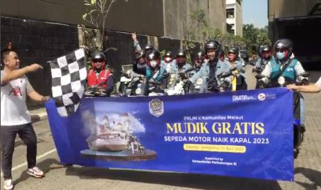 PT Pelayaran Nasional Indonesia (Pelni) Persero menggelar mudik gratis bagi pengguna sepeda motor menggunakan KM Dobonsolo. 