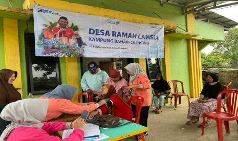 PT Pelindo bersama Rumah Zakat dan Puskesmas Kecamatan Cilincing menggelar kegiatan psikososial lansia di posyandu Cempaka Kelurahan Cilincing, Jakarta Utara.