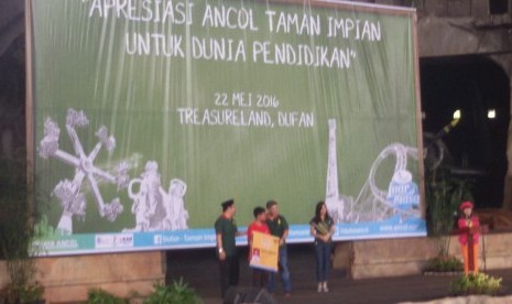 PT Pembangunan Jaya Ancol , Tbk memberikan penghargaan kepada para siswa penerima medali emas dalam Kompetisi Matematika Nalaria se-Indonesia di Wahana Treasureland Dufan, Ancol, Jakarta Utara, Ahad (22/5).