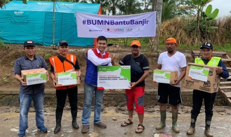 PT Pertamina EP, anak perusahaan PT Pertamina (Persero) menyerahkan bantuan korban banjir di Kabupaten Bekasi dan Kabupaten Lebak, Banten. 