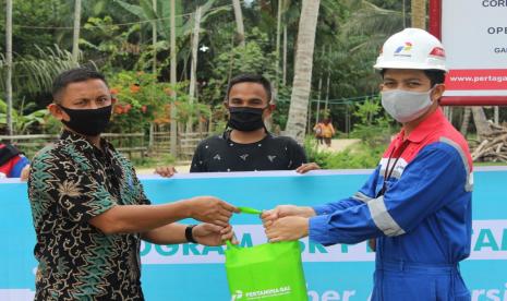 PT Pertamina Gas selaku afiliasi subholding gas PT PGN Tbk melakukan pengeboran sumur air bersama kelompok masyarakat. Upaya ini dilakukan untuk mengatasi masalah tiga desa di sekitar area operasi Pertagas Operation North Sumatera Area (ONSA) yang selama ini mengalami kesulitan terhadap akses air bersih. “Selama ini kami harus mengambil air dari sungai yang cukup jauh,” ujar Keuchik Gampong Kliet, Yusri, Jumat (10/2). 