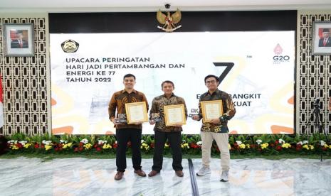 PT Pertamina Geothermal Energy (PGE) meraih 3 penghargaan Dharma Karya Energi dan Sumber Daya Mineral (ESDM) yang diberikan di Gedung Chairul Saleh dalam peringatan Hari Pertambangan dan Energi ke-77 pada Selasa (4/10/2022). 