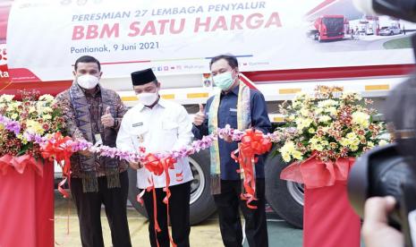 PT Pertamina Patra Niaga, Sub Holding Commercial & Trading PT Pertamina (Persero) bersama Badan Pengatur Hilir (BPH) Migas meresmikan secara serentak 27 titik lembaga penyalur bahan bakar minyak melalui Program BBM Satu Harga. Peresmian serentak ini dilakukan di Kantor Integrated Terminal Pontianak, Rabu (9/6). 