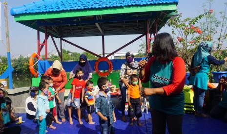 PT Pertamina (Persero) melalui Marketing Operation Region (MOR) V Jatimbalinus menggelar kegiatan di bantaran Sungai Jambangan, Surabaya, bersama dengan warga dan anak-anak dari RW 1 dan 2 Kelurahan Pagesangan, Kecamatan Jambangan. Pertamina bersama dengan warga melakukan edukasi Pola Hidup Bersih dan Sehat (PHBS), untuk anak-anak di lingkungan tersebut.