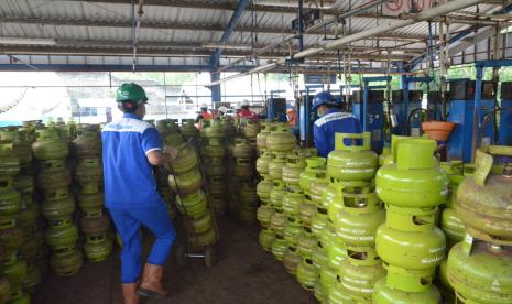  PT Pertamina Regional Jawa Bagian Tengah akan menambah stok elpiji bersubsidi ukuran 3 kilogram di Daerah Istimewa Yogyakarta (DIY) sebesar 10 persen dari rata-rata harian normal menjelang libur Natal dan tahun baru 2021.