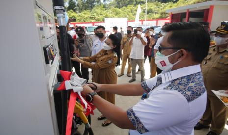 PT Pertamina (Persero) melalui Marketing Operation Regional (MOR) Kalimantan terus berupaya memperluas jangkauan distribusi energi hingga ke seluruh wilayahnya. Kali ini, Pertamina kembali menambah titik BBM 1 Harga bagi masyarakat di Kecamatan Kuala Behe, Kabupaten Landak, Kalimantan Barat pada Senin, 5 Juli 2021.