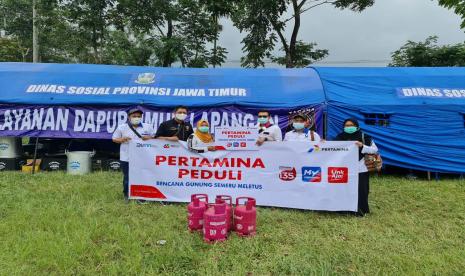 PT Pertamina (Persero) melalui Pemasaran Regional Jatimbalinus menyalurkan 10 tabung elpiji Bright Gas kemasan 5.5 kilogram (kg), sembilan boks masker medis, dan 50 buah masker kain kepada Dapur Umum yang didirikan Dinas Sosial Kabupaten Lumajang pasca-erupsi Gunung Semeru pada Selasa (1/12) 