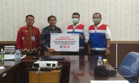 PT Pertamina (Persero) melalui Program Pertamina Peduli kembali menyalurkan bantuan bagi masyarakat korban banjir yang terjadi di Kalimantan Tengah. Bantuan ini diserahkan langsung oleh Operation Head DPPU Tjilik Riwut, Muhammad Latif, pada Kamis (20/10/2022) di Kantor BPDB Provinsi Kalimantan Tengah.