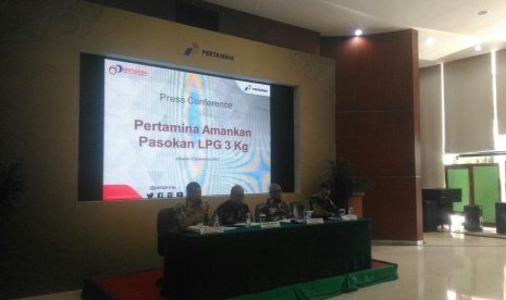 PT Pertamina (Persero) menjelaskan kelangkaan elpiji tiga kilogram bersubsidi di kantor pusat Pertamina, Jumat (8/12).