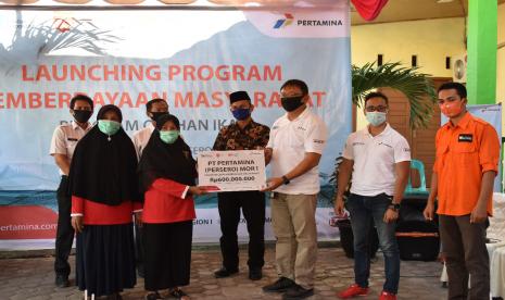 PT. PERTAMINA (PERSERO) MOR l Kembali menyalurkan dana CSR melalui program pemberdayaan masyarakat. Menggandeng Rumah Zakat sebagai mitra, PT Pertamina melaksanakan beberapa program yang bertempat di Desa Gampong Kuta Barat, Kecamatan Sukakarya. Program pengolahan ikan segar menjadi program utama pada kesempatan kali ini.