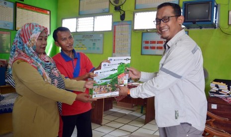 PT Pertamina (Persero) Refinery Unit VI Balongan menyerahkan bantuan buku Pendidikan Lingkungan Hidup (PLH) tematik Mangrove kepada 26 Sekolah Dasar (SD) di Kabupaten Indramayu. Bantuan diserahkan secara simbolis oleh Officer Communication & Relation RU VI Balongan Agustiawan kepada guru SDN Majakerta 1, Selasa (15/1).