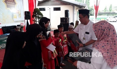 PT Pertamina Terminal BBM Cikampek, Kabupaten Karawang, menyalurkan bantuan untuk 50 anak yatim piatu, Jumat (25/5).