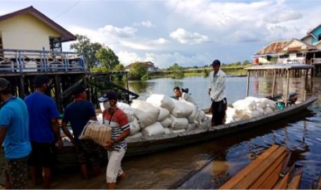 PT Pertani (Persero) melakukan distribusi benih unggul di wilayah Entikong, Kabupaten Sanggau, Kalimantan Barat, yang merupakan jalur perbatasan darat dengan negara Malaysia.