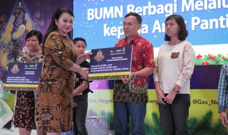 PT Perusahaan Gas Negara Tbk (PGN) bersama dengan PT Bukit Asam Tbk berbagi kebahagiaan Natal kepada 500 anak yatim dari 15 panti asuhan di Provinsi Riau, Sabtu (15/12). 