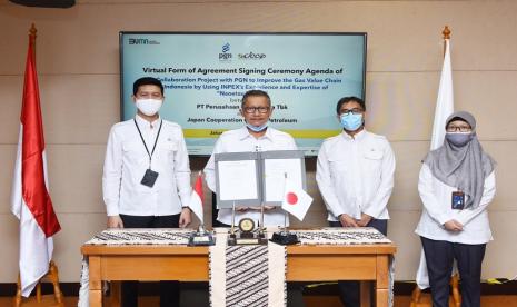 PT Perusahaan Gas Negara Tbk (PGN) menantandatangani kerjasama Joint Project (Proyek Bersama) dengan Japan Cooperation Center Petroleum (JCCP) untuk mempelajari dan meningkatkan rantai nilai gas bumi khususnya bisnis LNG di Indonesia menggunakan pengalaman dan keahlian INPEX dalam Model Naoetsu. Penandatanganan dilaksanakan oleh Direktur Strategi dan Pengembangan Bisnis PGN Syahrial Mukhtar dan Eiji Hiraoka selaku Direktur Eksekutif Senior JCCP, Senin (19/10).