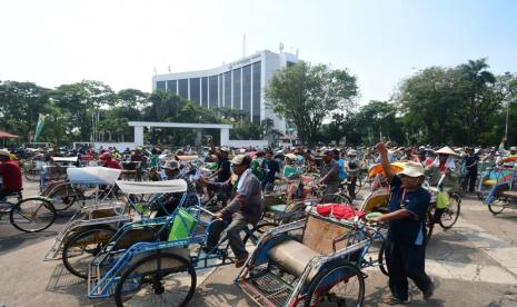 PT Petrokimia menyerahkan sembako dan uang tunai kepada ratusan abang becak dan masyarakat sekitar perusahaan di Lapangan Pancasila Kelurahan Sukorame dan GOR Tri Dharma Petrokimia Gresik.