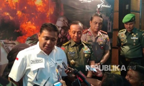 PT Pindad memberikan pengharapan kepada kontingan TNI AD yang berhasil menyabet dua gelar dalam lomba Tembak di Singapura dan Australia. Rabu (27/12). 