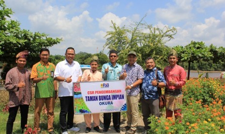 PT PJB PLTU Tenayan melalui program CSR memberikan bantuan pengembangan Taman Bunga Impian Okura pada Jumat (5/7) di Kecamatan Rumbai Pesisir, Pekanbaru, Riau.