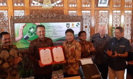 PT PLN dan PT Solo Citra Metro Plasma Power (SCMPP) menandatangani kontrak perjanjian jual beli listrik (PJBL) pembangunan proyek Pembangkit Listrik Tenaga Sampah (PLTSa) Putri Cempo, di Rumah Dinas Wali Kota Solo Loji Gandrung, Jumat (28/12).