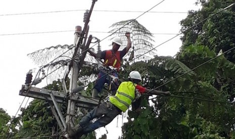 Petugas melakukan pemulihan infrastruktur kelistrikan di Sentani, Papua. Senin (25/3). Kementerian PPN/Bappenas mempersiapkan desain baru percepatan pembangunan Papua. Pendekatan dilakukan secara kultural, ekologis, ekonomi inklusif, dan keamanan insani (human security). 