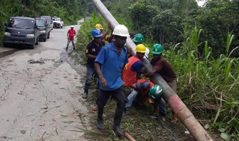 PT PLN (Persero) melakukan pemulihan infrastruktur kelistrikan di Sentani, Papua. Senin (25/3). 