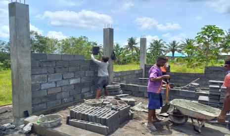 PT PLN (Persero)  memanfaatkan 28 ton limbah hasil pembakaran batu bara atau Fly Ash Bottom Ash (FABA) Pembangkit Listrik Tenaga Uap (PLTU) Holtekamp untuk membangun rumah mengaji.