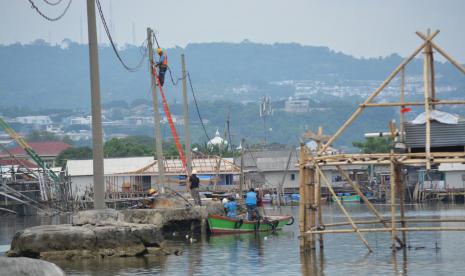 PT PLN (Persero) mendukung Pulau Pasaran sebagai sentra penghasil ikan asin terbesar di Lampung dengan mempercepat pembangunan jaringan tegangan menengah (JTM) 20 kilovolt (kv) dan gardu distribusi berkapasitas 100 kilovolt ampere (kVA).