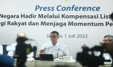 PT PLN (Persero) menerima kompensasi dari pemerintah sebesar Rp 24,6 triliun. Direktur Utama PLN Darmawan Prasodjo menjelaskan PLN akan menggunakan dana kompensasi ini untuk kembali diberikan ke masyarakat melalui pembangunan infrastruktur kelistrikan dalam menjamin pasokan listrik yang andal bagi masyarakat.