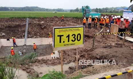 PT PLN  (Persero) Regional Jawa bagian Tengah, melakukan groundbreaking pembangunan SUTET 500 kV PLTU Indramayu-Cibatu, di Desa Cijunti, Kecamatan Campaka, Kabupaten Purwakarta, Rabu (21/3).