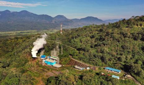 PT PLN (Persero) sebagai BUMN di sektor energi, menjadi ujung tombak dalam menurunkan emisi di Tanah Air.