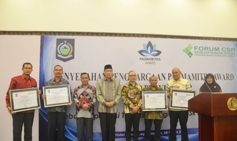 PT PLN (Persero) Wilayah NTB meraih penghargaan Padmamitra Award untuk kategori perusahaan BUMN jasa yang menyelenggarakan tanggung jawab sosial di bidang kesejahteraan sosial di Mataram, NTB, Selasa (20/3).