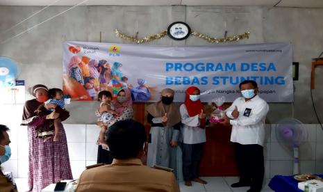 PT PLN UIP Kalbagtim Bersama Rumah Zakat melaksanakan acara peresmian Desa Bebas Stunting di Kelurahan Sungai Nangka Balikpapan Selatan untuk 10 penerima manfaat yang terdiri dari 4 ibu hamil dan 6 balita stunting. Acara tersebut dilaksanakan dengan lancar dengan protokolkesehatan Covid-19, Senin (23/8). 