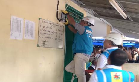 PT PLN Unit Induk Distribusi (UID) Jakarta Raya melakukan pengecekan listrik di beberapa masjid.