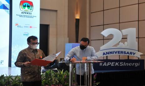 PT Pos Indonesia (Persero) melakukan penandatanganan MoU dengan Asosiasi Pemerintah Kota Seluruh Indonesia (Apeksi). Penandatanganan tersebut dilakukan oleh Bima Arya Sugiarto selaku Ketua Dewan Pengurus APEKSI dan Walikota Bogor dan Direktur Kelembagaan PT Pos Indonesia (Persero) Nezar Patria pada Selasa, (25/5) bertempat di  Fairmont Hotel, Jakarta Pusat. 