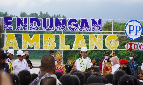 PT PP (Persero) Tbk menuntaskan pembangunan konstruksi proyek Bendungan Tamblang yang berlokasi di Kabupaten Buleleng, Bali. Proyek pembangunan bendungan tersebut diresmikan langsung oleh Presiden Indonesia Joko Widodo yang ditandai secara simbolis dengan prosesi penekanan tombol switch on sebagai tanda pembukaan pintu bendungan dan penandatanganan prasasti.