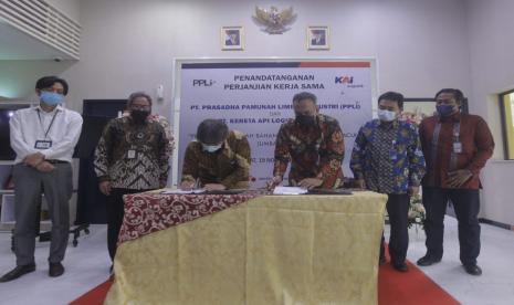 PT Prasadha Pamunah Limbah Industri (PPLI) menggandeng Kereta Api Logistik (KAI Logistik) untuk mengangkut limbah Bahan Beracun dan Berbahaya (B3). . Penandatanganan MoU kali ini dilakukan oleh PPLI yang diwakili Presiden Direktur Yoshiaki Chida dan Plt. Direktur Utama, TLN Ahmad Malik Syah mewakili KAI Logistik.