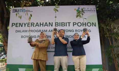 PT Pupuk Indonesia (Persero) bersama anak perusahaan turut berpartisipasi dalam kegiatan aksi Gotong Royong Boyong Pohon (GRBP) dengan memberikan 5.324 bibit pohon kepada insan Pupuk Indonesia Grup, masyarakat sekitar kantor di wilayah Kemanggisan, peserta Car Free Day (CFD), dan masyarakat DKI Jakarta. Penyerahan bibit pohon dilakukan secara simbolis oleh SVP Tanggung Jawab Sosial dan Lingkungan (TJSL) Pupuk Indonesia, Rika Susanty pada Selasa, (31/10/2023) di lapangan parkir Kantor Pupuk Indonesia, Jakarta.