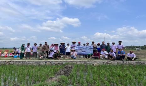 PT Pupuk Indonesia (Persero) melakukan tanam perdana padi di atas lahan seluas 2,13 hektar di Desa Ambalkebrek, Kecamatan Ambal, Kabupaten Kebumen, Jawa Tengah. Kegiatan ini merupakan bagian dari Program Makmur yang berkolaborasi dengan Bank Mandiri melalui permodalan LAZNAS Mandiri Amal Insani Foundation.