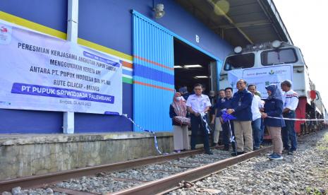 PT Pupuk Indonesia (Persero), melalui anak usahanya PT Pupuk Sriwidjaja Palembang, melakukan kerja sama distribusi pupuk bersubsidi dengan PT Kereta Api Indonesia (KAI). 