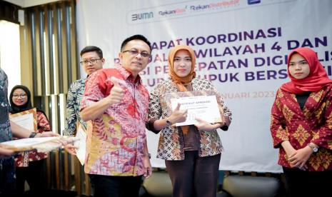 PT Pupuk Indonesia (Persero) memberi apresiasi kepada petugas lapang perusahaan, distributor, dan pengecer pupuk bersubsidi atas keaktifannya dalam peningkatan customer experience penggunaan aplikasi REKAN Distributor, REKAN Kios, dan Markisa.