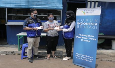 PT Pupuk Indonesia (Persero) mengajak masyarakat untuk selalu mematuhi protokol kesehatan salah satunya dengan menggunakan masker ketika beraktifitas di luar rumah. Ajakan tersebut ditunjukan Perseroan melalui kegiatan sosial membagikan ribuan masker kepada masyarakat sekitar kantor perusahaan di Kemanggisan Jaya, Kecamatan Palmerah, Jakarta Barat pada Rabu (16/9).