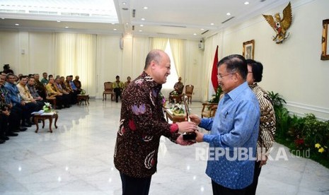 PT Pupuk Kaltim, anak perusahaan PT Pupuk Indonesia berhasil meraih Proper Emas. Anggota holding PT Pupuk Indonesia (Persero), PT Pupuk Kalimantan Timur (PKT), berkomitmen dalam tata kelola lingkungan hidup dan pemberdayaan masyarakat secara berkesinambungan, sebagai ujung tombak keberlanjutan industri yang direalisasikan pada berbagai program.