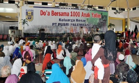 PT PUSRI DAN ANAK YATIM --- PT Pupuk Sriwidjaja (Pusri) dalam rangkaian kegiatan bulanRamadhan 1436 H menyelenggarakan doa bersama 1.000 anak yatim yang diselenggarakan di gedung serba guna dalam komplek PT Pusri, Rabu (8/7).