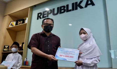 PT Republika Media Mandiri bekerjasama dengan Yayasan Allianz Peduli menyalurkan donasi kepada 25 penerima manfaat anak yatim piatu yang terdampak pandemi Covid-19.