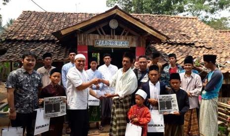 PT Republika Media Mandiri memberikan bantuan ke Pesantren Raudhatul Mubarokah Desa Sukatani, Kecamatan Haurwangi, Kabupaten Cianjur, Jawa Barat, Selasa (14/8).