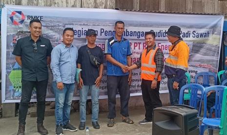 PT RMK Energy Tbk mendorong dan menggerakan perekonomian masyarakat sekitar wilayah operasional melalui kegiatan pengembangan budidaya pertanian padi sawah. Program pemberdayaan yang dilakukan RMK Energy dimulai dengan penyerahan dua unit mesin traktor serta peralatan lainnya guna mendukung pengembangan kegiatan pertanian warga RT 025 dan RT 026 Selat Punai Kel. Pulokerto, Kec. Gandus, Kota Palembang. 