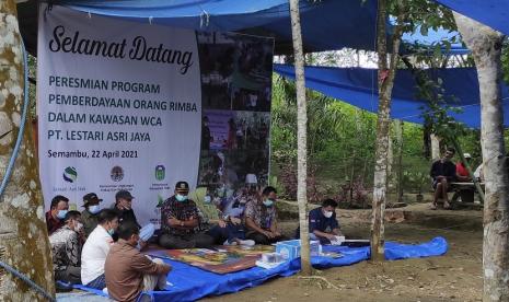 PT Royal Lestari Utama, perusahaan karet alam berkelanjutan, melalui anak usahanya PT Lestari Asri Jaya, meluncurkan program pemberdayaan orang rimba, Kamis (22/4).